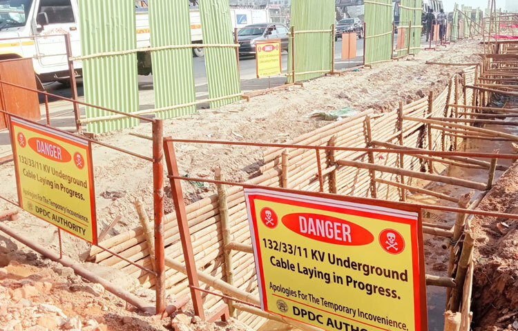 অনেক জায়গায় দেখা যায়, এক লেন পুরোপুরি বন্ধ। ফলে যানবাহনকে ধীরগতিতে চলতে হচ্ছে এক লেন ব্যবহার করে। এতে প্রতিনিয়ত তৈরি হচ্ছে দীর্ঘ যানজট।