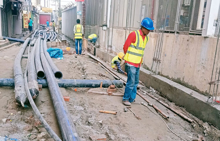 রাস্তার মাঝ বরাবর বড় বড় গর্ত, পাশে স্তূপ করে রাখা মাটি সব মিলিয়ে সড়কটি চলাচলের জন্য হয়ে উঠেছে চ্যালেঞ্জপূর্ণ।