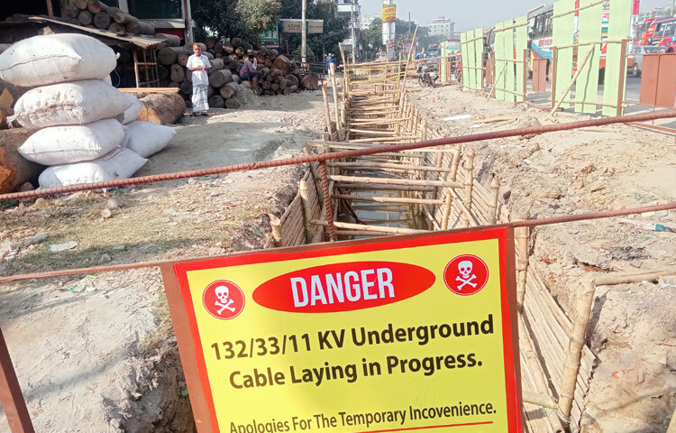 তবে কাজটি যতটা জরুরি, তা নিয়ে জনদুর্ভোগও কম নয়। রাস্তায় খোঁড়াখুঁড়ি দীর্ঘদিন ধরে চলায় যাতায়াতকারী মানুষজন কষ্ট পাচ্ছে। বিশেষ করে অফিসগামী, শিক্ষার্থী, অ্যাম্বুলেন্স ও পাবলিক পরিবহনের যাত্রীরা নিত্যদিন পড়ছেন বিপাকে।