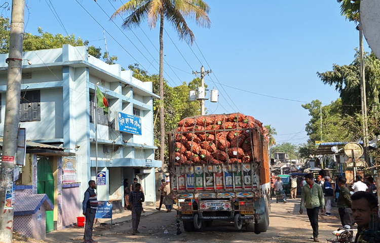 দেশের বাজারে দাম স্বাভাবিক রাখতে হিলি বন্দর দিয়ে ভারত থেকে আলু আমদানি শুরু হয়েছে। ছবি: মাহাবুর রহমান