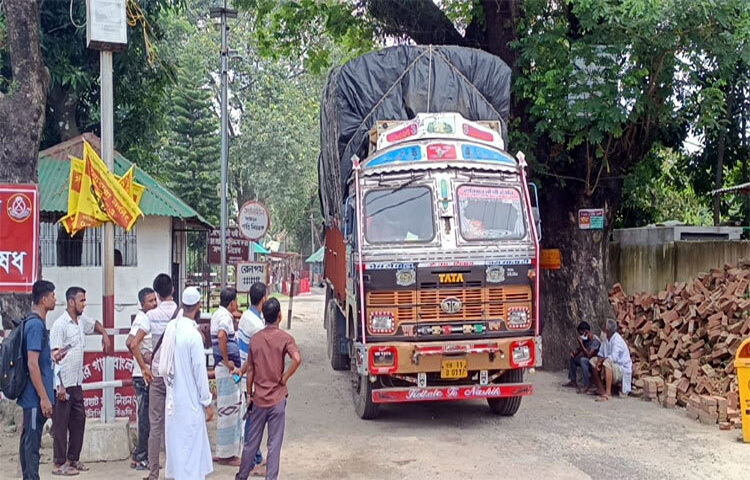 ভারতীয় কাস্টমসের সার্ভার জটিলতায় একদিন পর দিনাজপুরের হিলি স্থলবন্দর দিয়ে আমদানি বাণিজ্য শুরু হয়েছে। ছবি: মাহাবুর রহমান