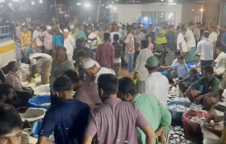 জানা গেছে, শুক্রবার মধ্যরাত থেকে সারা দেশে ইলিশ শিকার, সংরক্ষণ ও পরিবহনে সরকারি নিষেধাজ্ঞা কার্যকরের আগের রাতে প্রতিবছরের মতো এবারও ইলিশের মেলা বসে।