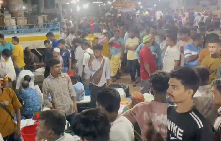 ৩ অক্টোবর সন্ধ্যার পর থেকে ভোর রাত পর্যন্ত পৌরসভার হাসামদিয়া ফ্লাইওভারের নিচে বসে এ মেলা।