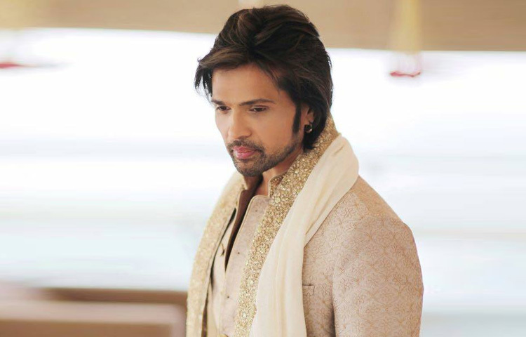 হিমেশের গান মানেই যেন সহজ লিরিক, ক্যাচি হুক লাইন আর উচ্চস্বরে ভোকাল। অনেকেই একে বলতেন ‘কমার্শিয়াল সাউন্ড’ বা ‘সস্তা জনপ্রিয়তা’ অর্জনের চেষ্টা। কিন্তু প্রশ্ন হলো যা কোটি মানুষ শুনছে, গাইছে, সেটি কি কেবল সস্তা? হিমেশের গান পপুলার সংস্কৃতির অংশ হয়ে উঠেছিল একসময়।