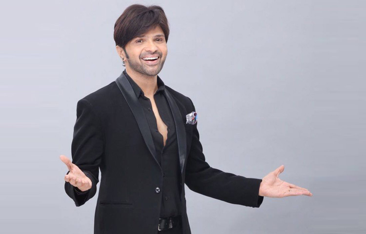 ২০০৫ সাল। ‘আশিক বানায়া আপনে’ ছবির শিরোনাম গানটি গেয়ে রাতারাতি গায়ক হিমেশ রেশামিয়া পরিচিতি পান। তার নাসাল টোন, ব্যতিক্রমী উচ্চারণ ও অটো টিউনের ব্যবহার নিয়ে অনেকে ঠাট্টা করলেও, গানটি চার্টবাস্টার হয়।