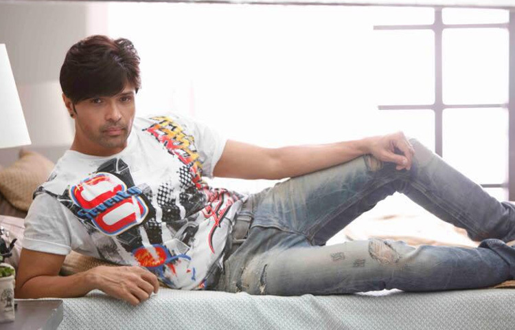 পরবর্তীতে ‘কার্জ’, ‘রেডিও’, ‘খিলাড়ি ৭৮৬’ এর মতো কয়েকটি ছবিতে অভিনয় করেন, কিন্তু সেগুলো তেমন সাড়া ফেলেনি।