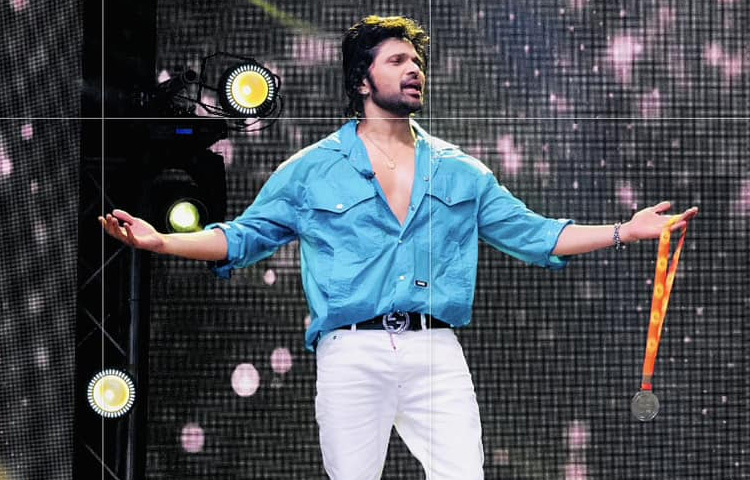 কেউ বলেন, হিমেশের কণ্ঠ ভালো না। কেউ বলেন, অটো টিউন ছাড়া কিছুই করেন না। আবার কেউ বলেন, তিনিই একমাত্র সুরকার, যিনি ‘আশিক বানায়া আপনে’ থেকে শুরু করে শত হিট দিয়েছেন এককভাবে। এই আলোচনার মাঝেই হিমেশ নিজের মতো করে হেঁটে চলেছেন। তিনি প্রথাগত নন, কিন্তু সফল। তার সুরের ধারা একেবারে আলাদা, যা সমালোচনার মধ্যেও শ্রোতার হৃদয়ে ঠাঁই করে নেয়।