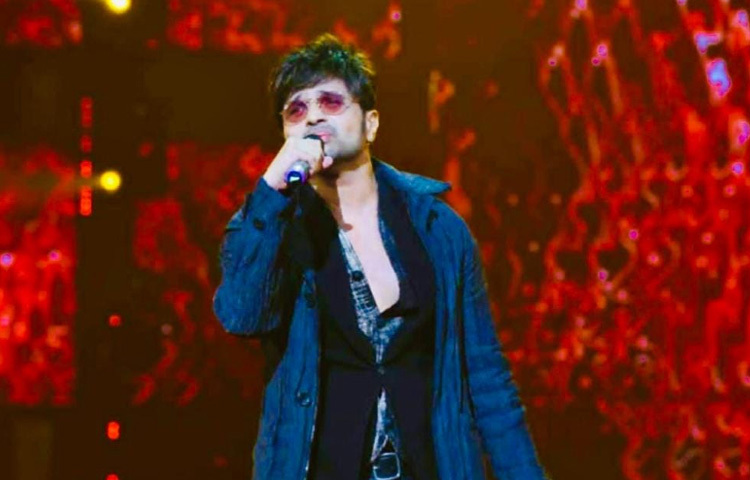 ‘তেরে নাম’, ‘তুমসে মিলনা’, ‘ক্যায়া ইয়ে হি প্যারে হ্যায়’ সবগুলো গানই দর্শকমনে গেঁথে যায়। হিমেশের সুর তখন প্রেমে পড়া বলিউডের শ্রোতাদের হৃদয়ভরানো আবেগের ভাষা।