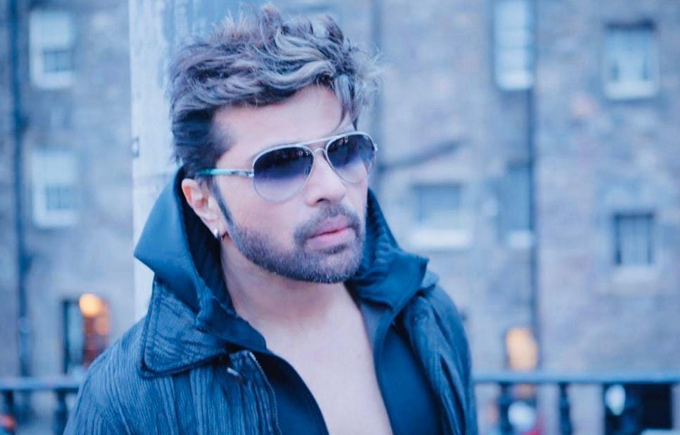 ১৯৭৩ সালের এই দিনে মুম্বাইয়ে তার জন্ম। হিমেশের বাবা বাণিজ্যিকভাবে সাফল্য পাওয়া একজন গায়ক ও সুরকার ছিলেন, যিনি ছেলেকে সুর আর তাল শেখার হাতেখড়ি দেন।