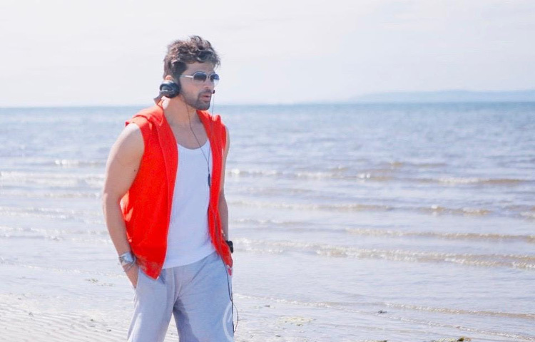 নিজের জনপ্রিয়তাকে পুঁজি করে হিমেশ ২০০৭ সালে ‘আপ কা সুরুর’ ছবির মাধ্যমে বলিউডে নায়ক হিসেবে অভিষেক করেন। যদিও অভিনয়ে তার দক্ষতা নিয়ে প্রশ্ন ছিল, ছবিটি ছিল বক্স অফিস হিট।