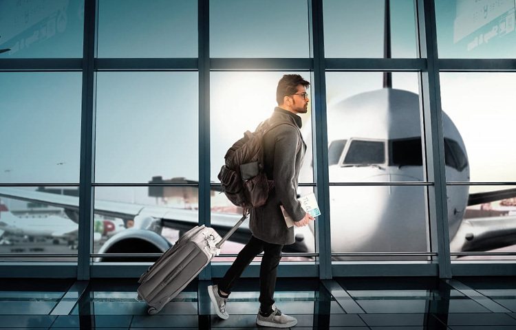 ১৯৯৮ সালে সালমান খানের হাত ধরে হিমেশ সুযোগ পান ‘প্যায়ার কিয়া তো ডরনা কিয়া’ ছবিতে। তবে তার বড় ব্রেক আসে ২০০৩ সালে ‘তেরে নাম’ ছবির সুরকার হিসেবে।