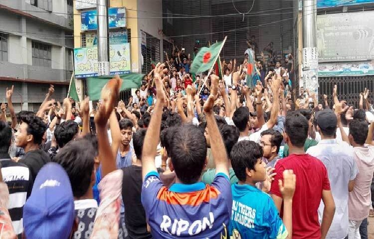 শেখ হাসিনার দেশ ছাড়ার খবর প্রচারের সঙ্গে সঙ্গে হবিগঞ্জে আনন্দ মিছিল করেছেন হাজার হাজার মানুষ। ছবি: সৈয়দ এখলাছুর রহমান খোকন