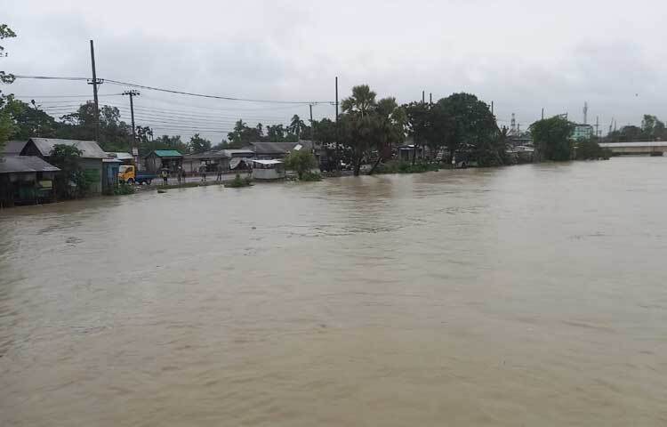 হবিগঞ্জে খোয়াই নদীর পানি বিপৎসীমার ১৯৫ সেন্টিমিটার ওপর দিয়ে প্রবাহিত হচ্ছে। ছবি: সৈয়দ এখলাছুর রহমান খোকন