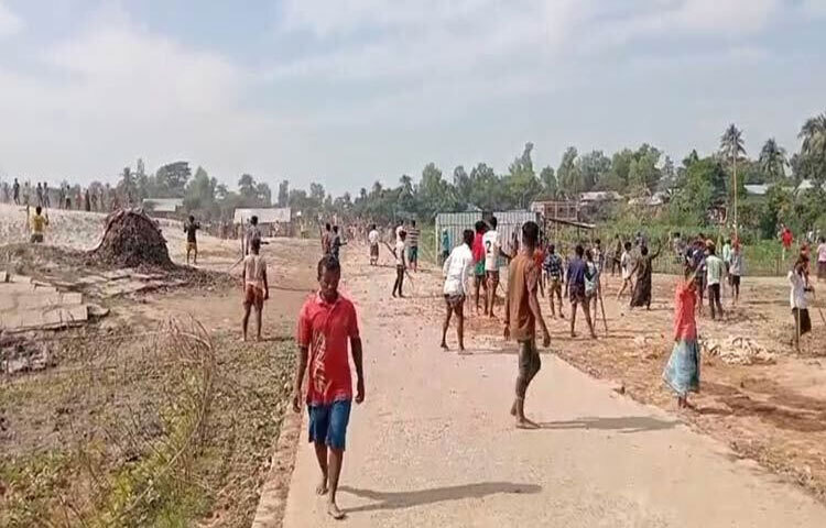 হবিগঞ্জের লাখাইয়ে ধলেশ্বরীর খাঞ্জা বিলের দখল নিয়ে দু’পক্ষের মধ্যে সংঘর্ষের ঘটনা ঘটেছে। এতে উভয় পক্ষের অন্তত ৩০ জন আহত হয়েছেন। ছবি: সৈয়দ এখলাছুর রহমান খোকন