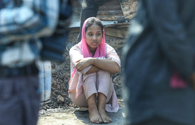 যে বস্তিতে হাজারো মানুষ রাত কাটাতেন, আজ সেখানে শুধু ধোঁয়ার গন্ধ আর মোচড়ানো টিনের শব্দ। আগুন কোথা থেকে, কীভাবে? তা নিয়ে চলছে নানা আলোচনা, সন্দেহ আর শঙ্কা। তবে এখন এসব নিয়ে ভাবার সুযোগ নেই। কারণ সামনে যে প্রশ্নটা সবচেয়ে বড়-আজ রাতে ঘুমাবেন কোথায়? বাচ্চাদের খাবার আসবে কোথা থেকে? নষ্ট সংসার আবার কীভাবে দাঁড়াবে?