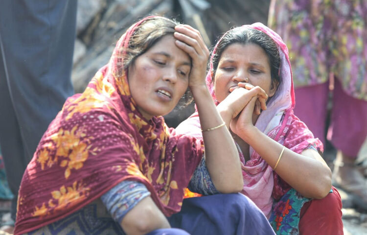কড়াইল বস্তির পোড়া মাটিতে আজও ভাসছে ধোঁয়া, কিন্তু মানুষের চোখে ভাসছে আশা আবার দাঁড়াব, আবার গড়ব। এই গল্প সেই মানুষের, যারা ছাইয়ের ভেতর থেকেও উঠে দাঁড়ানোর শক্তি রাখে।