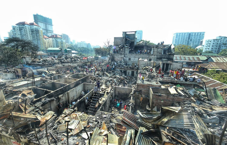 যা পুড়েছে তা শুধু ঘর নয়; পুড়েছে এতদিনের জমানো সঞ্চয়, পুড়েছে দরজার ছোট তালায় রাখা নিরাপত্তা আর পুড়েছে ভবিষ্যতের নিশ্চয়তা। তবুও মানুষগুলো দাঁড়িয়ে আছে ভরসার আলো খোঁজার আশায়। কারণ তাদের লড়াই থেমে থাকে না, আগুনে পুড়লেও তারা আবার নতুন করে বানায় নিজের জীবন।