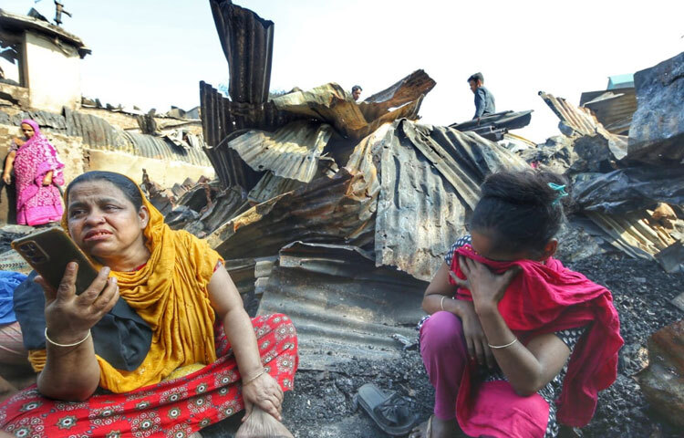 এক নারী আগুনের ধ্বংসস্তূপের ধারে দাঁড়িয়ে বললেন, সবশেষ হয়ে গেছে। একটা চামচও পাইনি। কীভাবে আবার শুরু করব বুঝতে পারছি না।