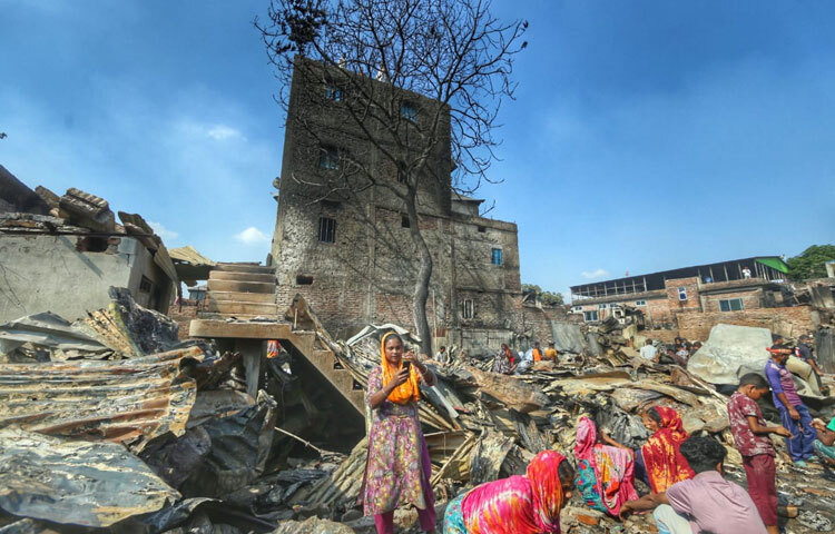 কড়াইল বস্তিতে তোলা ছবিগুলো যেন একেকটি অশ্রুবহ গল্প। পোড়া টিন, কুঁকড়ানো বাঁশ, কয়লার মতো কালো হয়ে যাওয়া ঘর সেখানে এখনও দাঁড়িয়ে আছে মানুষের ভাঙা স্বপ্নের অবশিষ্টাংশ। বাচ্চারা এক কোণে জমে থাকা ছাইয়ের মধ্যে খেলনা খুঁজছে, আর বড়রা খুঁজছেন জীবন চালানোর মতো সামান্য সম্পদ।
