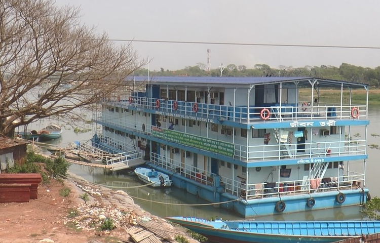 মাত্র ৫০ টাকার বিনিময়ে সাধারণ রোগীদের চিকিৎসা দিয়ে আসছে মাদারীপুর সদর উপজেলার পুরাতন কাজীরটেক ফেরিঘাট এলাকার আড়িয়াল খাঁ নদে ইম্প্যাক্ট জীবন তরী ভাসমান হাসপাতাল। ছবি: আয়শা সিদ্দিকা আকাশী