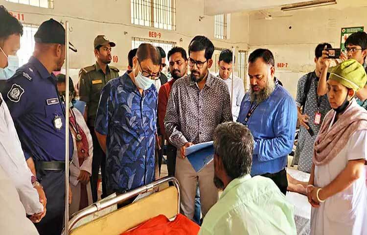 ঘড়ির কাঁটায় তখন সকাল ৮টা ৩০ মিনিট। সাধারণ রোগীরা যখন হাসপাতালের বারান্দায় ভিড় করতে শুরু করেছেন, ঠিক তখনই কোনো প্রকার প্রটোকল ছাড়াই পলাশ উপজেলা স্বাস্থ্য কমপ্লেক্সে এসে হাজির হন স্বাস্থ্যমন্ত্রী। হাসপাতালে প্রবেশ করেই তিনি সরাসরি হাজিরা খাতা এবং ডিউটি রোস্টার পরীক্ষা করেন। চিকিৎসকরা ঠিক সময়ে কর্মস্থলে উপস্থিত হয়েছেন কি না, তা সরেজমিনে যাচাই করেন।