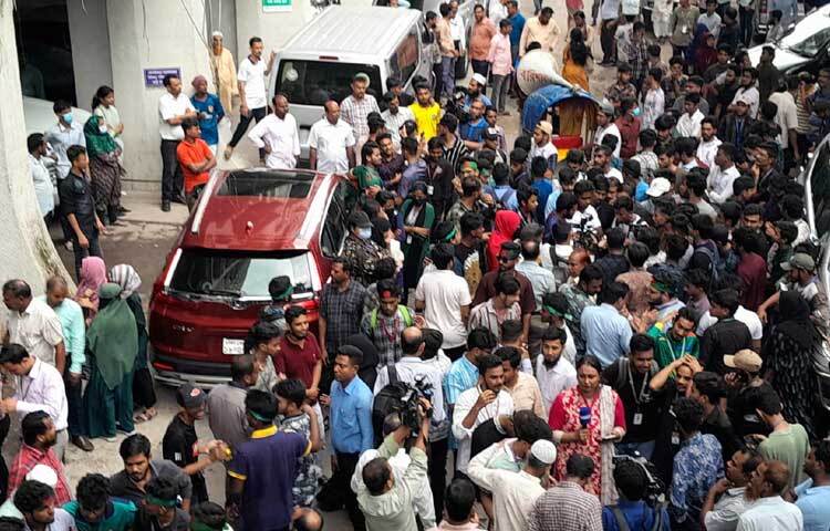 নতুন করে আর পরীক্ষা না নিয়ে সাবজেক্ট ম্যাপিংয়ের মাধ্যমে এইচএসসির ফল প্রকাশের দাবিতে মিছিল নিয়ে শত শত পরীক্ষার্থী সচিবালয়ে ঢুকে পড়েছেন। ছবি: মাসুদ রানা