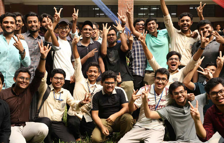 এইচএসসি ও সমমান পরীক্ষার ফল প্রকাশিত হয়েছে। এ বছর দেশের ৯টি সাধারণ, কারিগরি ও মাদরাসা বোর্ডসহ মোট ১১টি শিক্ষা বোর্ডে গড় পাসের হার ৫৮ দশমিক ৮৩ শতাংশ। গত বছর (২০২৪) পাসের হার ছিল ৭৭ দশমিক ৭৮ শতাংশ। সে হিসাবে এবার পাসের হার কমেছে ১৮ দশমিক ৯৫ শতাংশ। ছবি: মাহবুব আলম