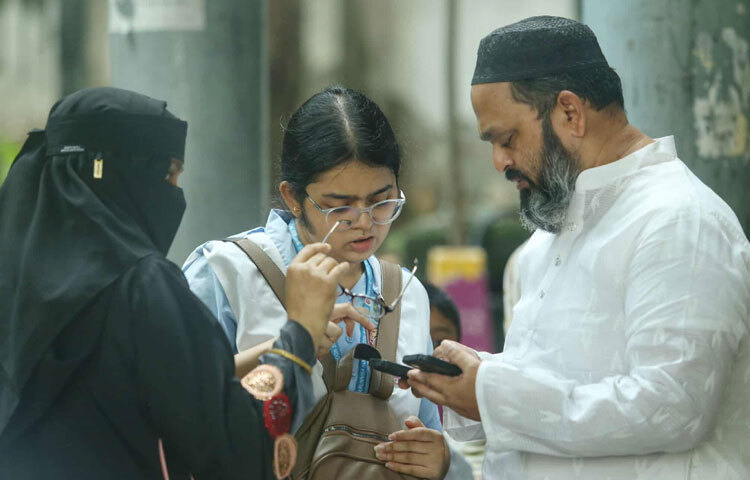 যে শিক্ষার্থী আজ ফেল করেছে, সে হয়তো আগামীকালই খুঁজে পাবে নিজের সত্যিকারের গন্তব্য। একদিনের ব্যর্থতা হয়তো তাকে শেখাবে স্থিতি, ধৈর্য আর আত্মবিশ্বাসের পাঠ। জীবনের সবচেয়ে বড় পাঠ বইয়ে নয়-পড়ে না যাওয়া মানুষটার মধ্যেই লেখা থাকে তা।