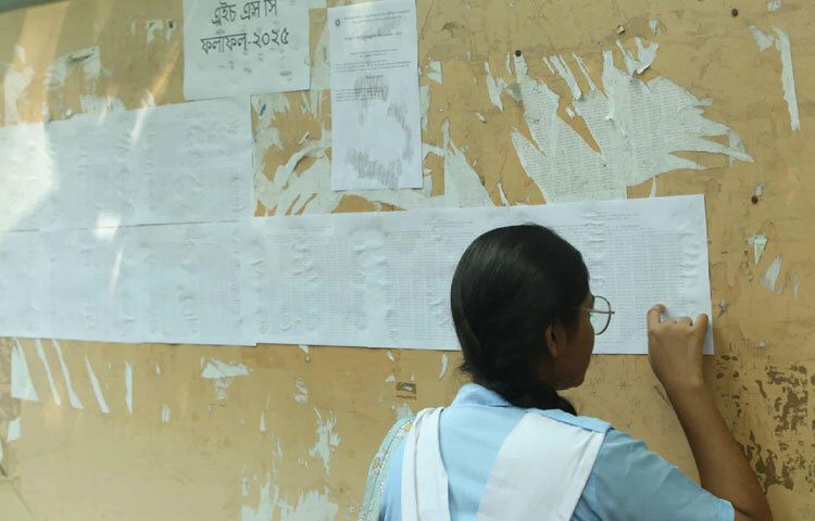 পরিসংখ্যান ঠান্ডা সংখ্যা, কিন্তু এর ভেতর লুকিয়ে আছে হাজারো কিশোর-কিশোরীর কান্না, হতাশা, আবার কেউ কেউ দৃঢ় প্রতিজ্ঞায় দাঁড়িয়ে আছে নতুন করে শুরু করার আশায়।