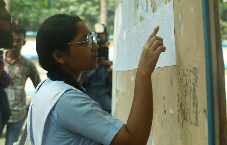 যেখানে চারপাশে পরিসংখ্যানের হতাশা, সেখানে একটু আশার আলো ছড়িয়েছেন মেয়েরা। এ বছর ছাত্রীদের পাসের হার ৬২ দশমিক ৯৭ শতাংশ, যা ছেলেদের চেয়ে অনেক বেশি। জিপিএ-৫ প্রাপ্তিতেও এগিয়ে তারা। ৬৯ হাজার ৯৭ জন মেধাবীর মধ্যে ৩৭ হাজার ৪৪ জনই ছাত্রী।