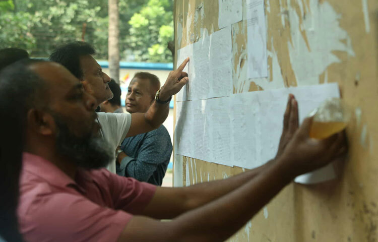 এই সংখ্যাগুলো শুধু ফল নয়, বরং দেশের শিক্ষা ব্যবস্থায় নারীর অগ্রযাত্রার নিঃশব্দ দলিল। হয়তো কোনও গ্রামের মাটির ঘরে বসে একটা মেয়ে আজ প্রথমবারের মতো নিজের ভাগ্যের দিশা দেখতে পাচ্ছে।