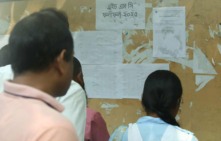 ফলাফল প্রকাশের পর অনেকের চোখে জল, কেউ কেউ বোর্ডের ওয়েবসাইটে বারবার রিফ্রেশ দিচ্ছে অবিশ্বাসে। হয়তো মায়ের কণ্ঠ কেঁপে উঠেছে, হয়তো বাবার মুখে নীরব দীর্ঘশ্বাস। কিন্তু সত্যিটা হলো-একটা পরীক্ষায় ব্যর্থতা জীবনের ব্যর্থতা নয়।