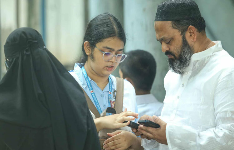 এইচএসসি ফলাফল শুধু একটি পরিসংখ্যান নয়, এটি আমাদের সমাজের আয়না। কেউ আজ উল্লাসে ভাসছে, কেউ নিরবে কাঁদছে। কিন্তু সময় একদিন সব কষ্টের মানে বুঝিয়ে দেয়। যারা আজ ব্যর্থ, তারা ভুলে যেও না-তুমি হারোনি, তুমি কেবল থেমে গেছ এক মুহূর্তের জন্য। আগামীকাল তোমার দিনও আসবে। কারণ ফল নয়, স্বপ্নই মানুষকে বড় করে।