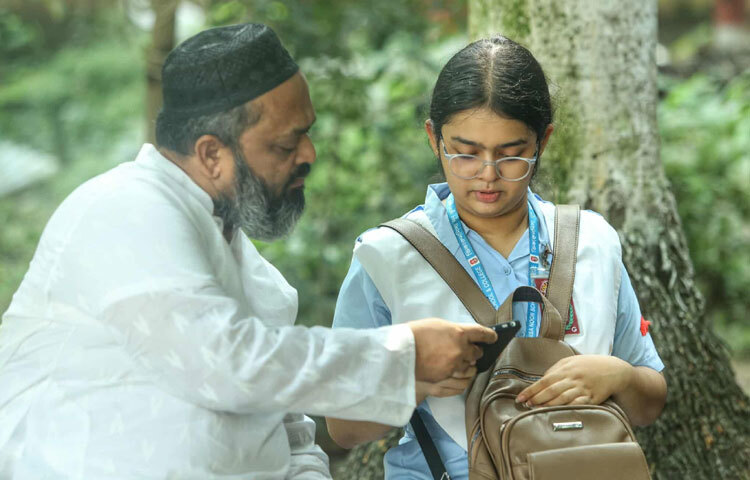 এ বছর পাস করেছে ৭ লাখ ২৬ হাজার ৯৬০ জন শিক্ষার্থী, ফেল করেছে ৫ লাখেরও বেশি। সংখ্যাটা বড়, কিন্তু এই সংখ্যার প্রতিটি মানুষই আলাদা গল্প, আলাদা সম্ভাবনা। কারও স্বপ্ন ডাক্তার হওয়ার, কারও শিক্ষক, কারও উদ্যোক্তা। হয়তো এই ফলাফল তাদের গতিপথ বদলে দেবে-তবুও জীবন থেমে থাকে না।