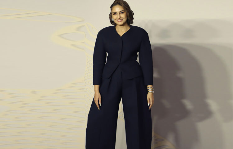 নেভি ব্লু রঙের পেপলাম-স্টাইলের জ্যাকেট এবং চওড়া পায়ের প্যান্টে হাজির হয়েছিলেন অভিনেত্রী হুমা কুরেশি।