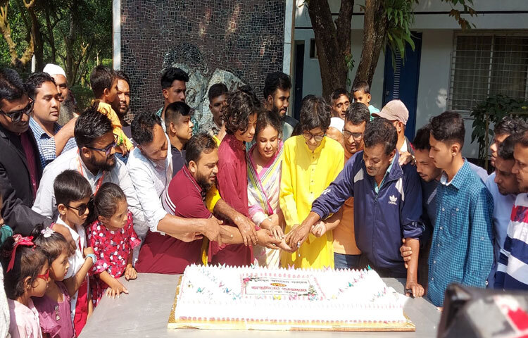 প্রতিবারের‌ মতো এবারো হুমায়ূন পরিবার, তার ভক্ত, কবি, লেখক আর নাট্যজনেরা ফুল হাতে শ্রদ্ধা জানাতে ভিড় করেন নুহাশপল্লীর লিচু তলায়। নন্দিত লেখকের প্রিয় চরিত্র হলুদ পাঞ্জাবিতে হিমু সেজে আসেন ভক্ত ও পাঠকেরা। তারা লেখকের প্রতি অতল শ্রদ্ধা ও ভালোবাসার কথার পাশাপাশি বিভিন্ন অভিযোগ তুলে ধরেন ভক্ত ও অনুরাগীরা।