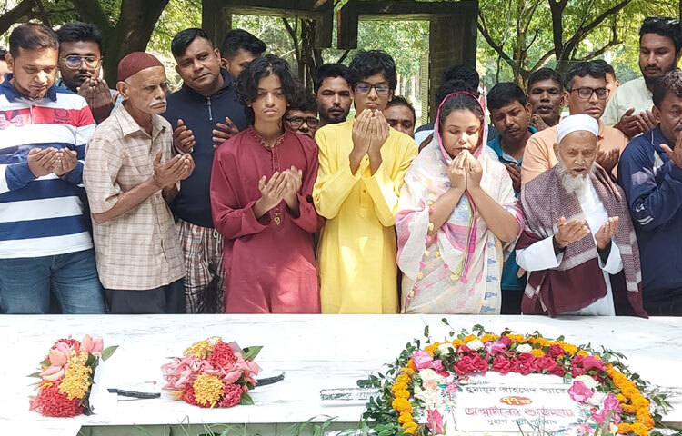 লেখকের আত্মার শান্তি কামনায় প্রার্থনা করা হয়। রাতে নুহাশ পল্লীতে এক হাজার সাতাত্তরটি মোমবাতি প্রজ্বলন করা হয়। সমাধিতে পুষ্পাঞ্জলি অর্পণের পর কাটা হয় কেক।