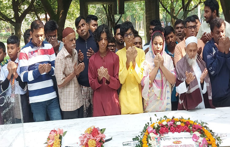 সকালে লেখকের স্ত্রী মেহের আফরোজ শাওন, দুই পুত্র নিনিত ও নিষাদ হুমায়ূনের উপস্থিতিতে কবর জিয়ারত করা হয়। এ সময় হুমায়ূন আহমেদের শুভানুধ্যায়ী ও ভক্তরা উপস্থিত ছিলেন।