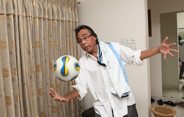 তার অভিনীত নাটকের মধ্যে অন্যতম- ‘সংসপ্তক’, ‘কোথাও কেউ নেই’, ‘পাতালঘর’, ‘নির্জন সৈকতে’, ‘দূরবীন’, ‘ভাঙ্গনের শব্দ শোনা যায়’,‘বহুব্রীহি’, ‘আলতাবানু’ ইত্যাদি। তিনি যখন সংলাপ বলতেন, তখন দর্শক শুধু শুনত না-মুগ্ধ হয়ে শোনার মাঝে হারিয়ে যেত।