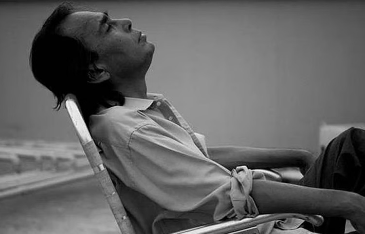 জাহাঙ্গীরনগর বিশ্ববিদ্যালয়ে অধ্যয়নকালীন সময়েই তিনি পরিচিত হন নাট্যব্যক্তিত্ব সেলিম আল দীনের সঙ্গে। এখানেই নাট্যচর্চা, মঞ্চনাটক, কবিতা ও শিল্প নিয়ে তার দৃষ্টিভঙ্গির আমূল পরিবর্তন ঘটে।