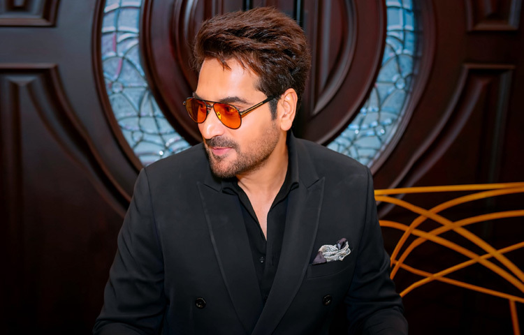 ১৯৭১ সালের এই দিনে করাচির এক মধ্যবিত্ত পরিবারে তার জন্ম। ছোটবেলা থেকেই ছিলেন সংবেদনশীল ও চিন্তাশীল। প্রথম জীবনে পোশাক ব্যবসা দিয়ে শুরু করেছিলেন পেশাগত যাত্রা। কিন্তু ভাগ্য তাকে নিয়ে যায় একেবারে ভিন্ন পথে সৃজনশীলতার জগতে।