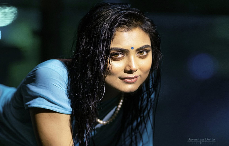 সব মিলিয়ে ইধিকার এই লুক একদিকে যেমন আধুনিক আবেদনময়ী, অন্যদিকে আবার শ্রীদেবীর প্রতি ভালোবাসা আর শ্রদ্ধার এক আন্তরিক প্রকাশ।