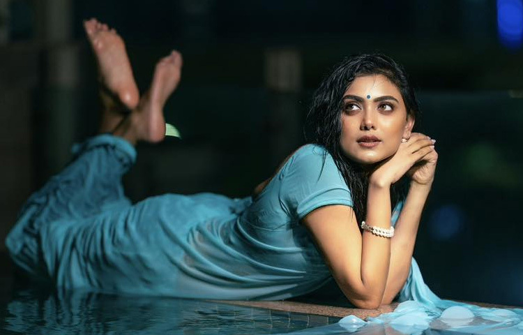 হালকা অ্যাকুয়া টোনের শিফন শাড়িতে তার স্নিগ্ধ উপস্থিতি যেন চারপাশে ছড়িয়ে দিল সৌন্দর্যের দীপ্তি।