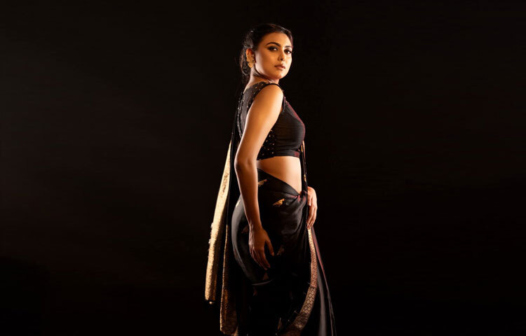 বাংলাদেশের দর্শকদের কাছে ইধিকা পরিচিত মুখ। শাকিব খানের সঙ্গে অভিনীত ‘প্রিয়তমা’ সিনেমা তাকে এনে দিয়েছে বিপুল জনপ্রিয়তা। এরপর থেকেই তিনি শুধু একজন অভিনেত্রী নয়, বরং স্টাইল আইকন হিসেবেও জায়গা করে নিয়েছেন। ঐতিহ্যবাহী পোশাক হোক বা আধুনিক গাউন ইধিকা জানেন, কোথায় কোন সৌন্দর্যটুকু তুলে ধরতে হয়।