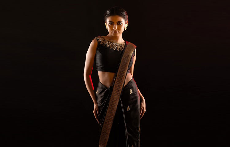 বেশিরভাগ সময়ই ইধিকার স্টাইলের বিশেষত্ব থাকে তার সংযমে। ভারী গয়না নয়, বরং বেছে নিয়েছেন একজোড়া প্রজাপতি নকশার ইয়ার কাফ দুল, যা পুরো সাজকে দিয়েছে সূক্ষ্ম কিন্তু নজরকাড়া ফিনিশ।