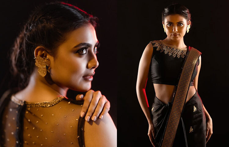 এই শাড়ির সঙ্গে তিনি পরেছেন বোটনেক ডিজাইনের স্লিভলেস ব্লাউজ, যার গলার চারপাশজুড়ে জড়ি সুতার সূক্ষ্ম এমব্রয়ডারি। ব্লাউজটির পেছনে ব্যবহৃত শিয়ার ফেব্রিক আর তাতে ছড়িয়ে থাকা সিকুইনের ক্ষুদ্র ঝিলিক যেন প্রতিটি ফ্রেমে আলো খেলে যাওয়ার মতোই মায়াবী।