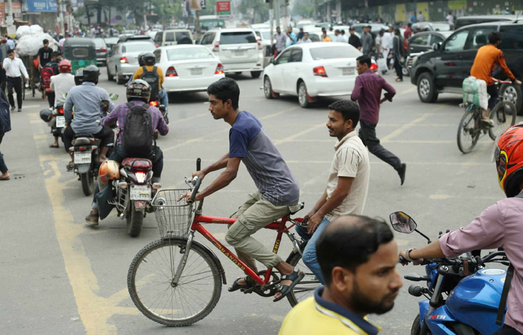 তীব্র জ্যাম আর হর্নের শব্দে অতিষ্ঠ পথচারীরা। ছবি: মাহবুব আলম