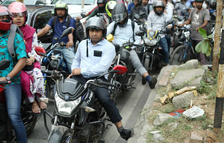 অধীর আগ্রহে জ্যাম ছাড়ার অপেক্ষায় চালক ও যাত্রীরা। ছবি: মাহবুব আলম
