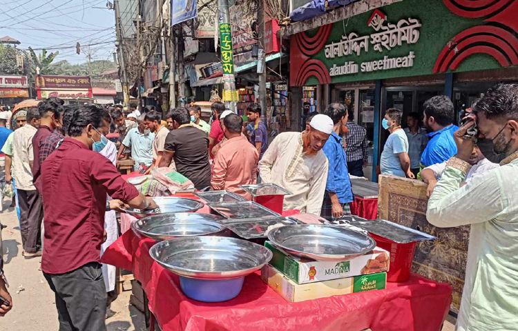 রমজানের প্রথমদিনে চকবাজারের ঐতিহ্যবাহী ইফতার হাটে দোকান সাজাতে ব্যস্ত ব্যবসায়ীরা। ছবি: বিপ্লব দীক্ষিত