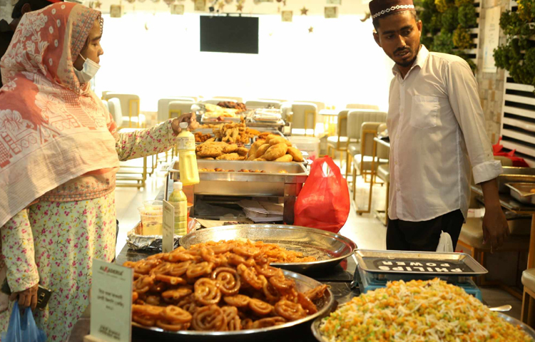 নানা পদের ইফতারের পশরা সাজিয়ে বসেছে রামপুরার জনপ্রিয় হোটেল আল কাদিরিয়া। ছবি: মাহবুব আলম